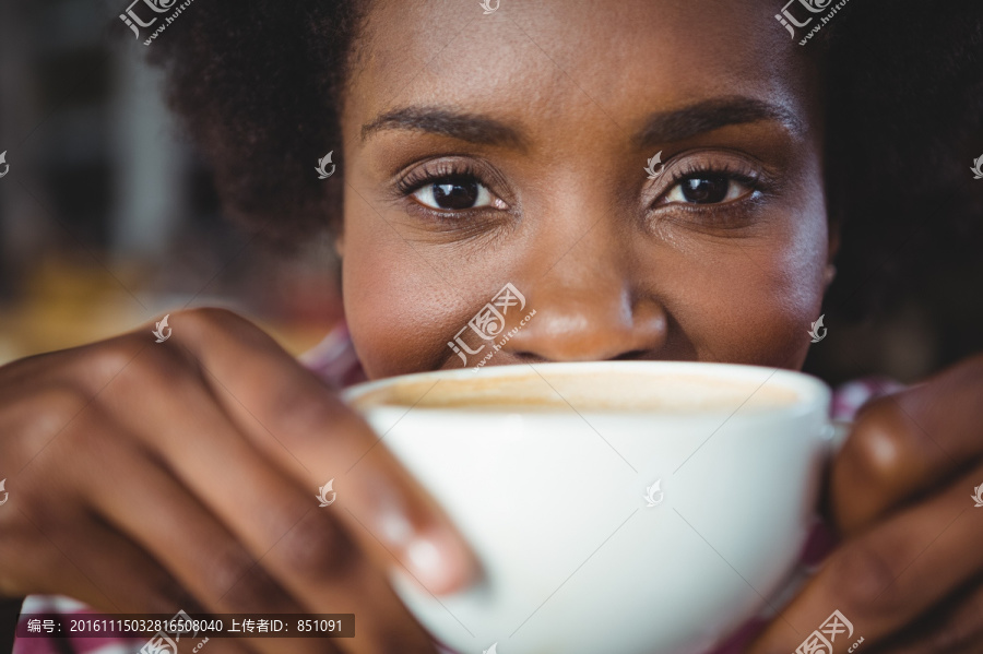 在喝一杯咖啡的女人