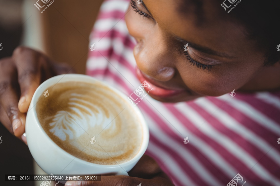 在喝一杯咖啡的女人