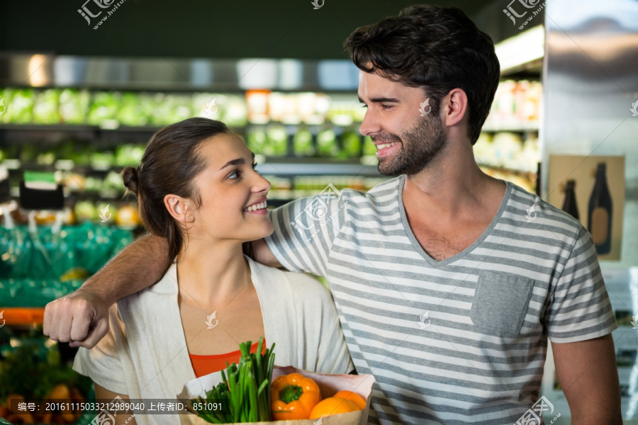微笑的一对夫妇在逛超市