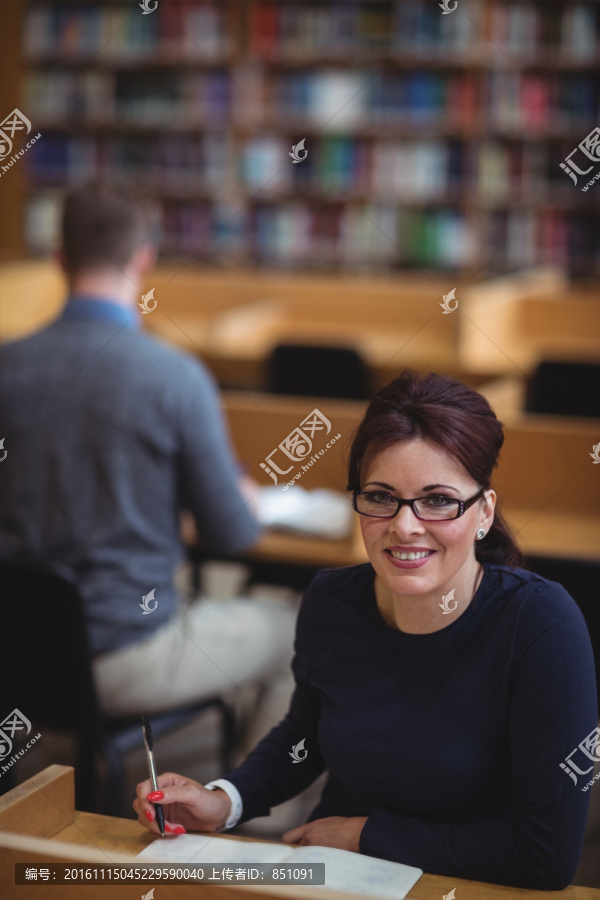 在图书馆记笔记的女大学生