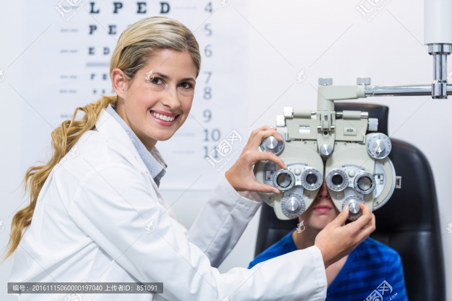 验光师为女人做视野检查