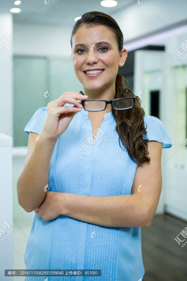 女性客户拿着眼镜