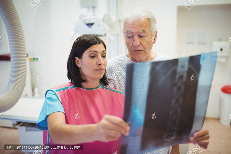 女医生与病人讨论X射线