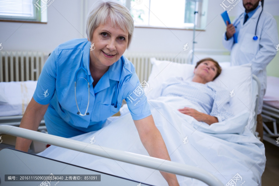 护士为病人整理床铺