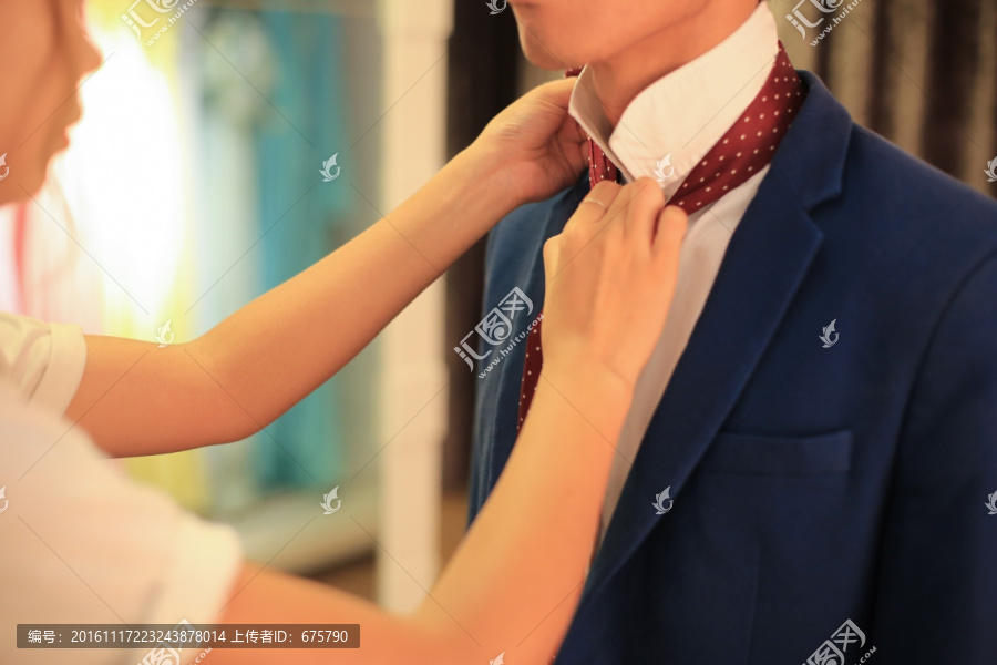 女生帮穿着西装的男生系领带