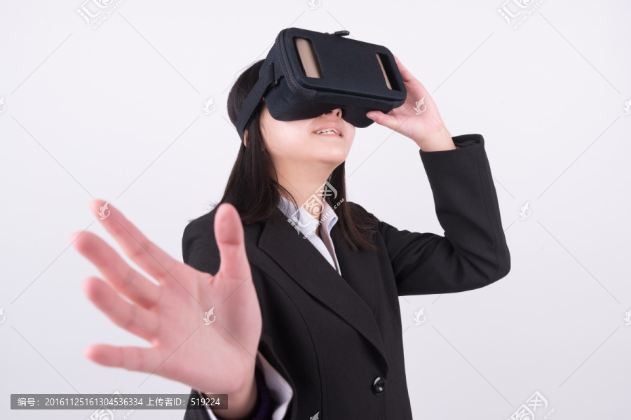使用虚拟现实设备的商务人士