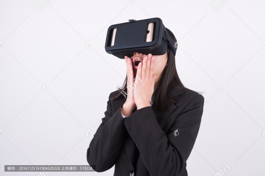 使用虚拟现实设备的商务人士