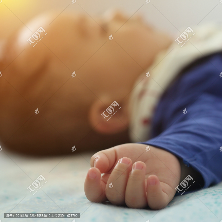 熟睡的亚洲男婴儿