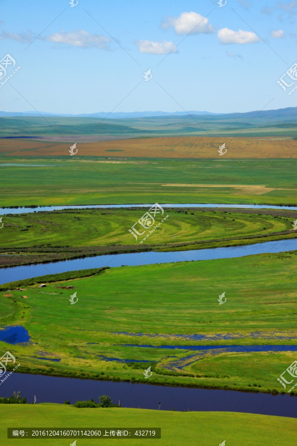 夏季草原河流牧场