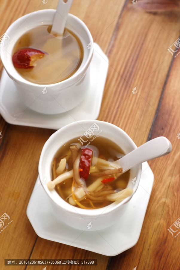 鲜菌贡丸汤