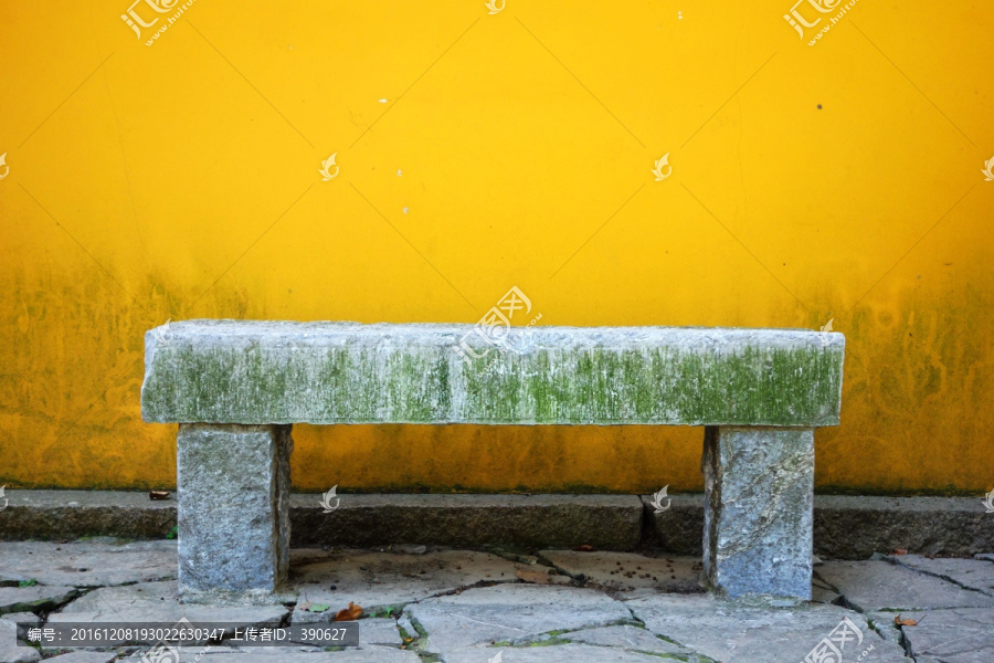 黄墙和石凳