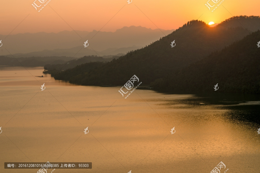 夕阳河流