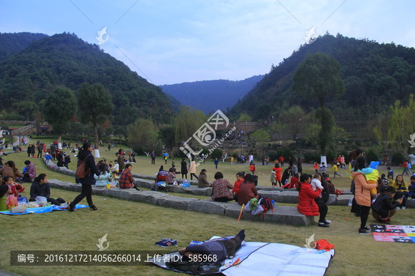 周末人山人海的桃花岭公园