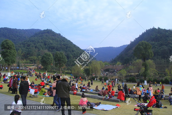 周末人山人海的桃花岭公园