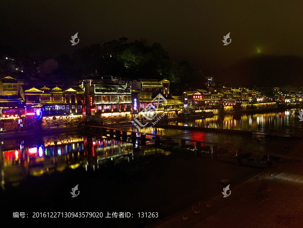 湖南凤凰古城夜景,沱江跳岩