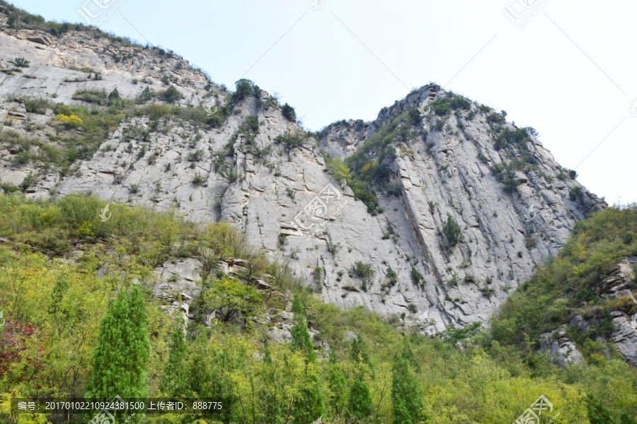 高大的山岭仰视图