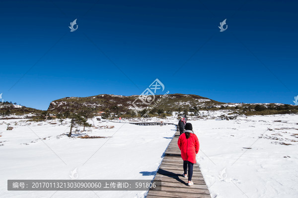 雪地栈道红衣少女