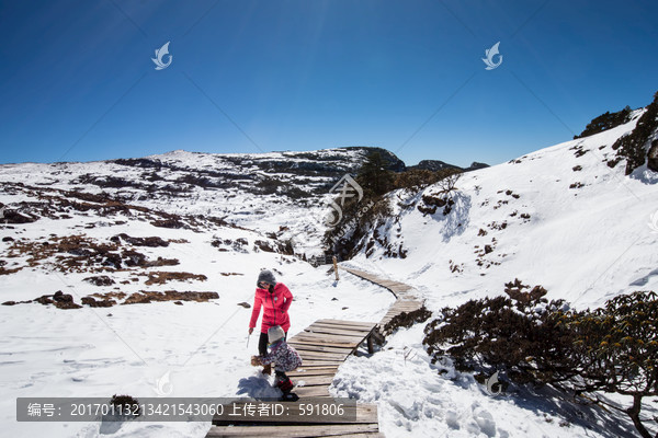 雪山栈道上嬉戏的母与子