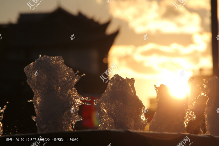 太阳光夕阳下的喷泉水珠