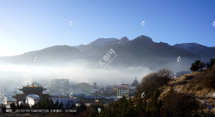 晨雾中的朗木寺