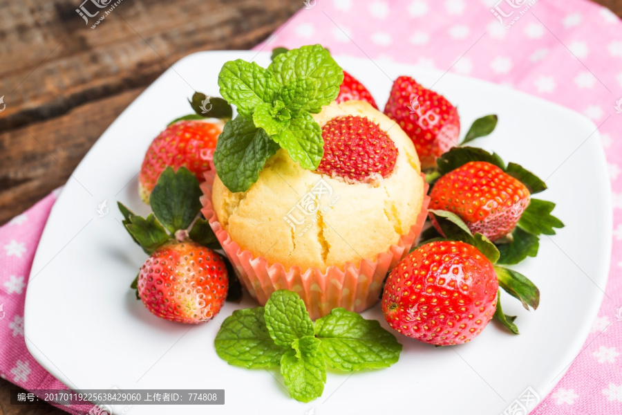 草莓玛芬蛋糕