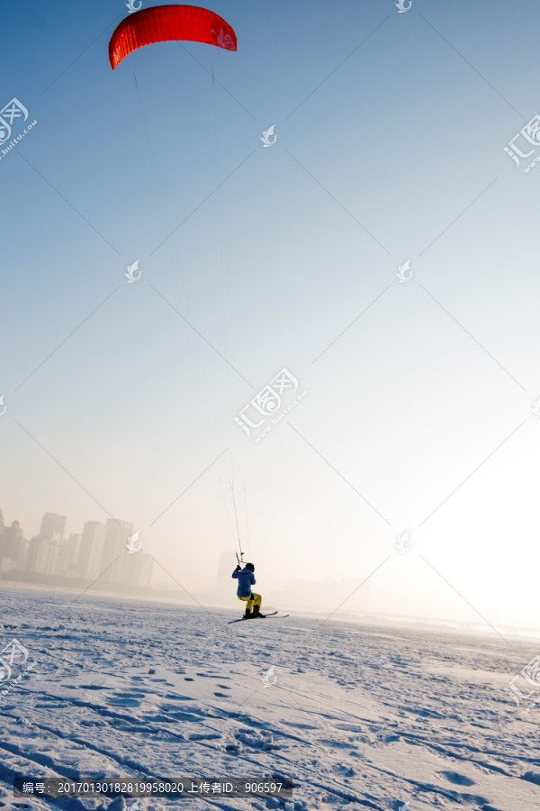 伞翼滑雪,滑翔伞