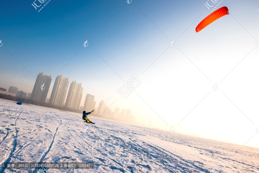伞翼滑雪,滑翔伞