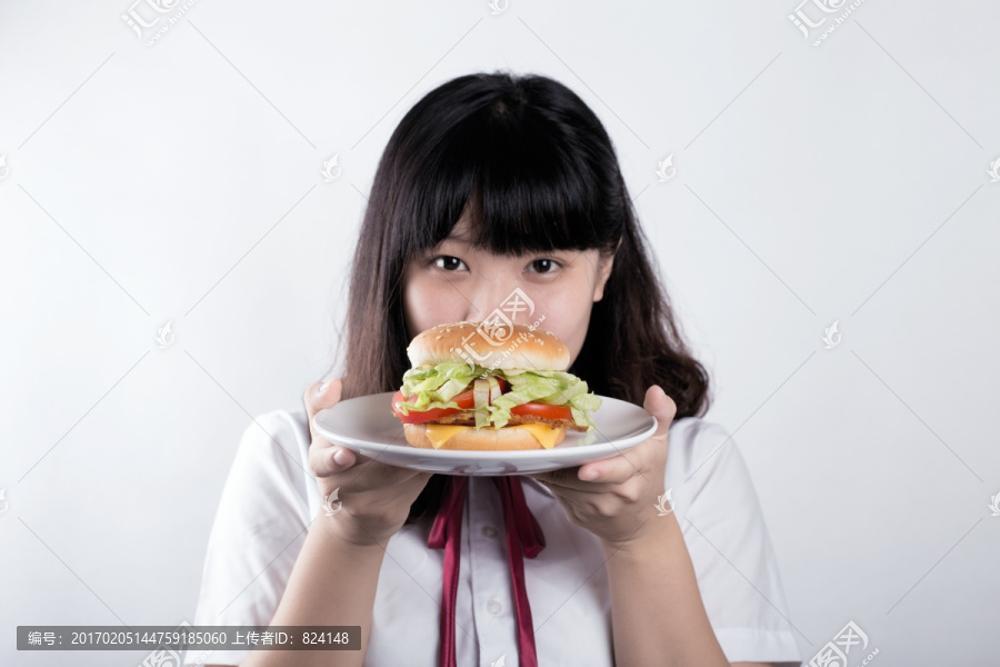 女学生吃汉堡