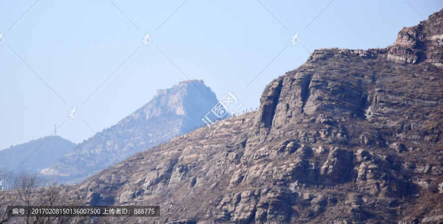 远山和近岭风景图