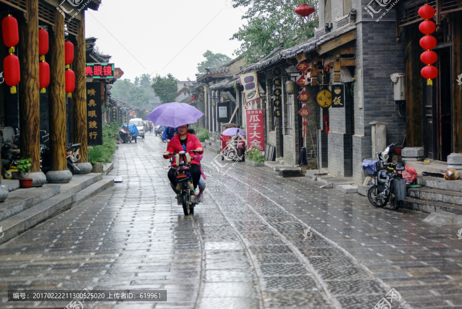 雨中古街