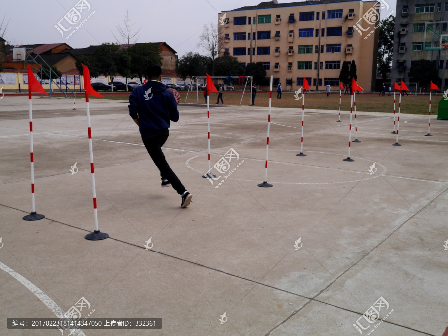 新体育课学习打篮球