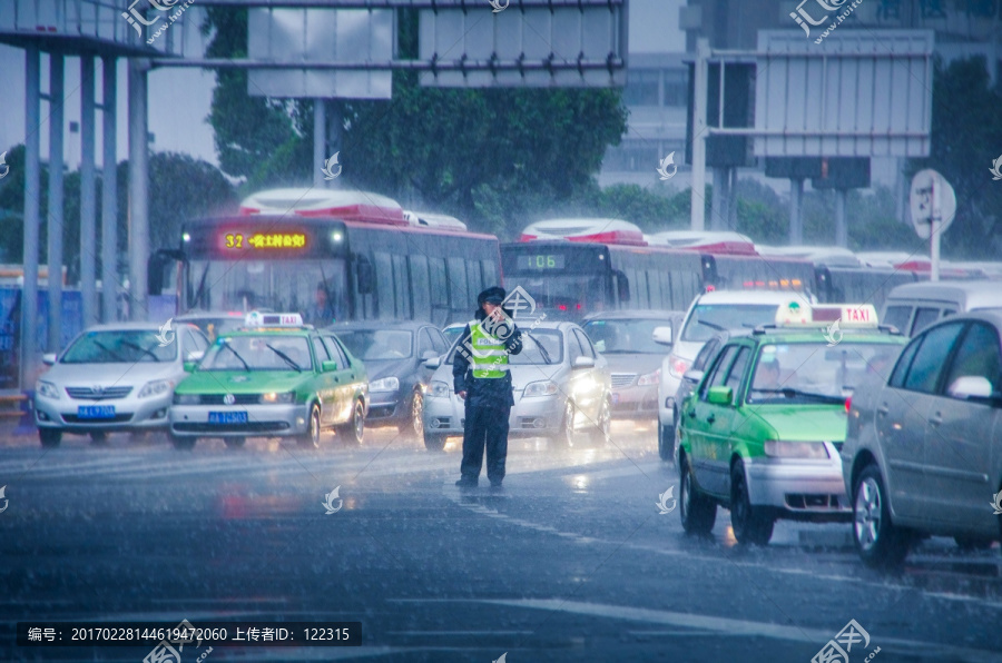 交警,雨中执勤