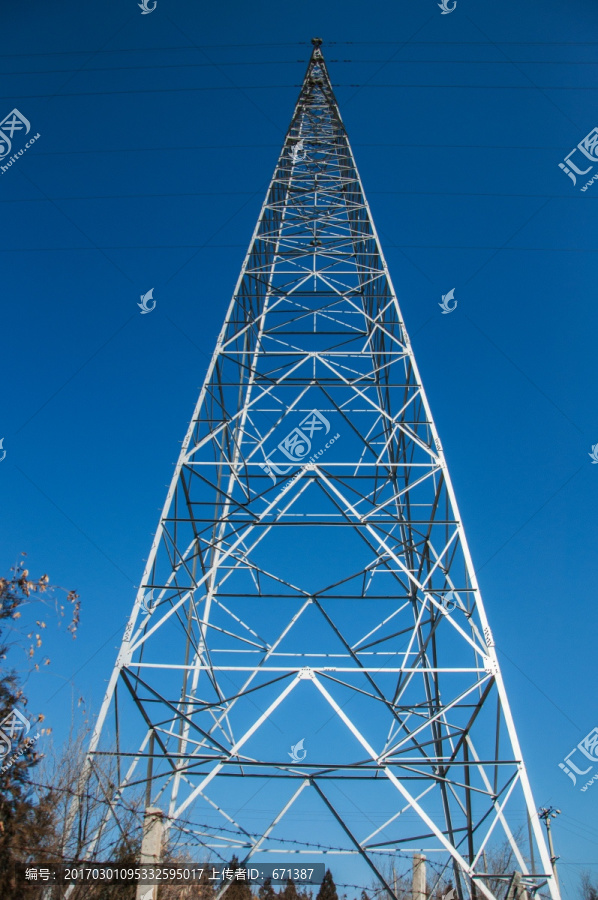 雄伟的高压电线塔