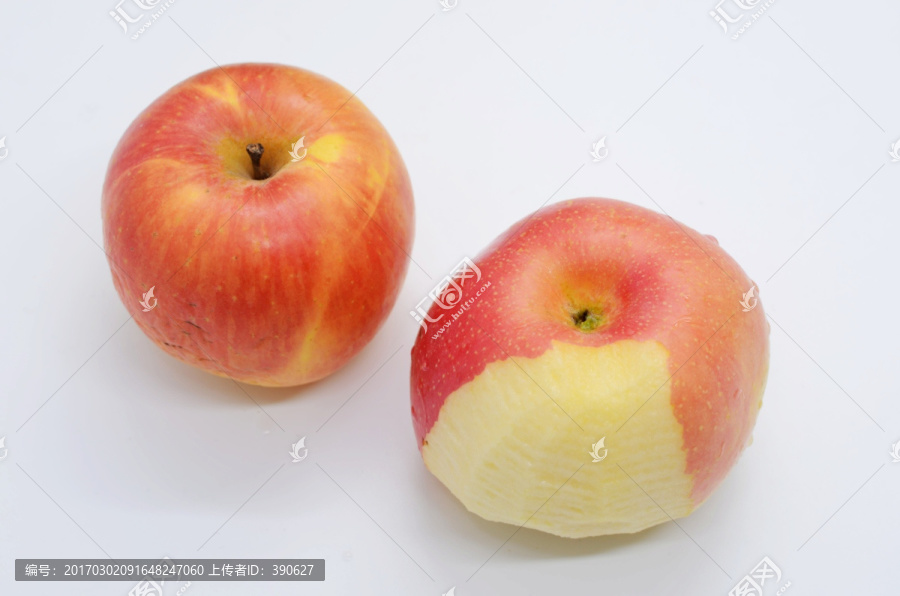 白色背景上削了一半皮的苹果