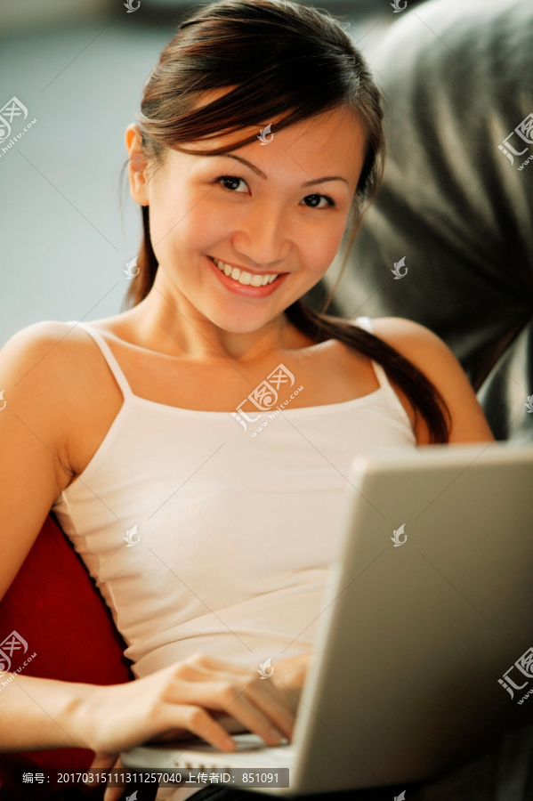 年轻女性使用笔记本电脑