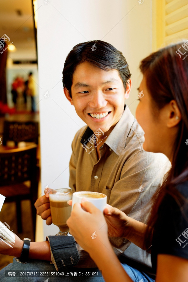 微笑着喝咖啡的商务男女