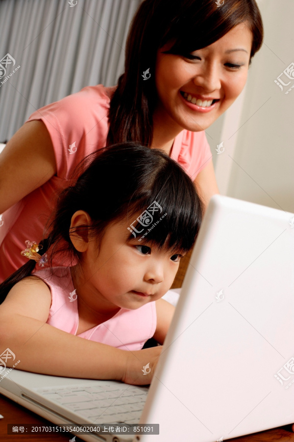 母女使用笔记本电脑