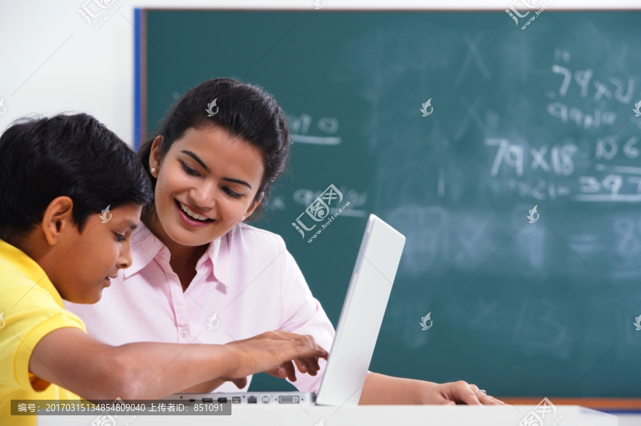 教师与学生使用笔记本电脑