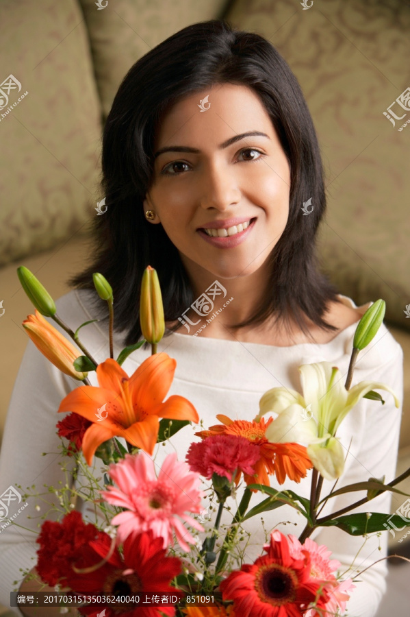 女子抱着花束微笑