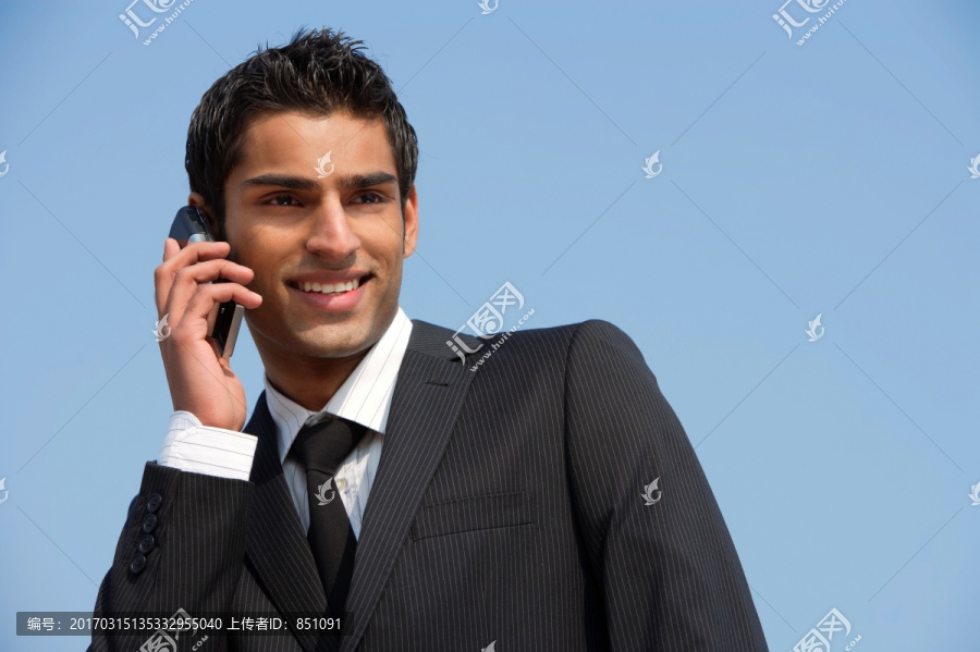 微笑着打电话的商务人士