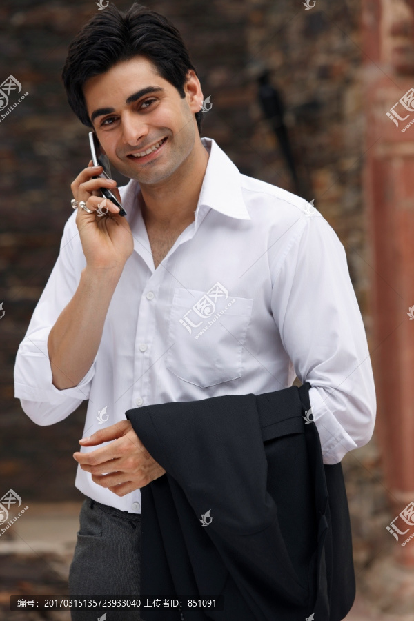 微笑着打电话的商务男人