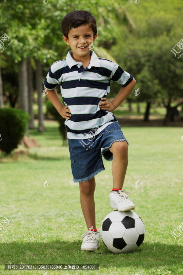 踢足球的小男孩
