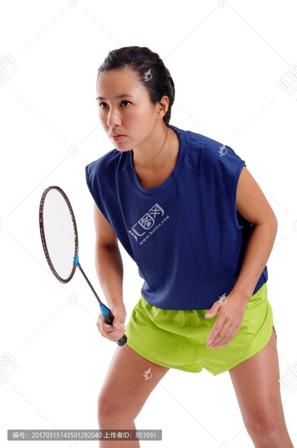 女子抱着羽毛球拍