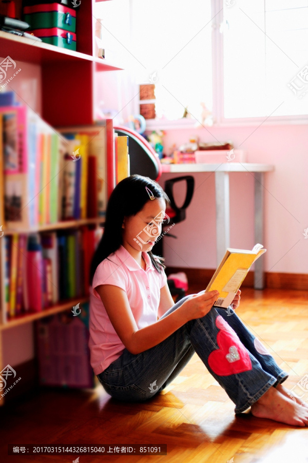 女孩坐着看书