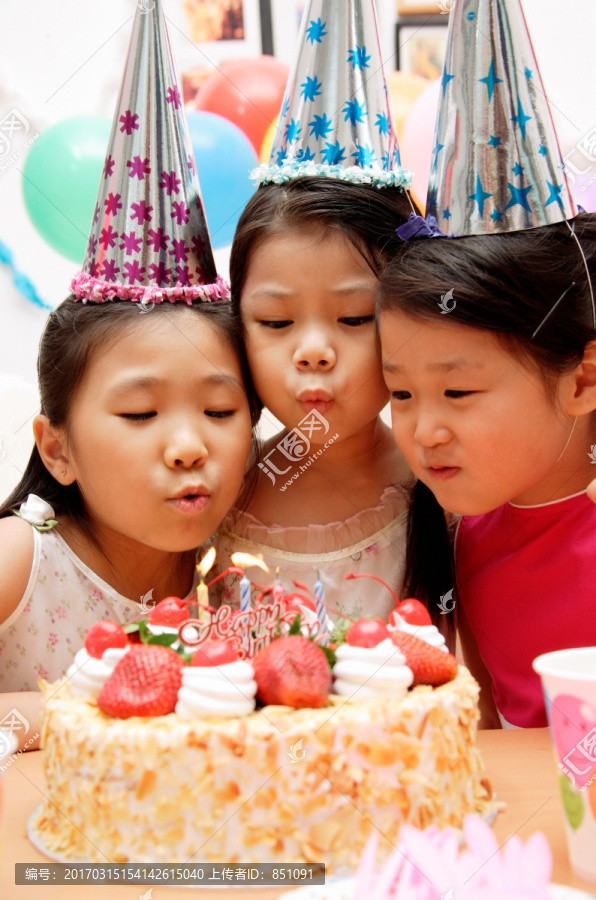 三个女孩庆祝生日