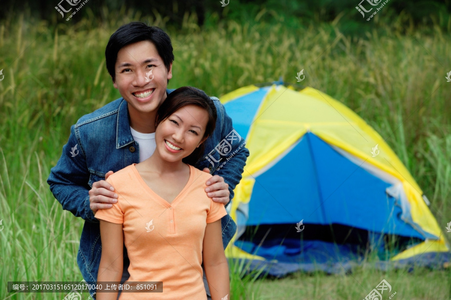夫妇与帐篷的背景，肖像