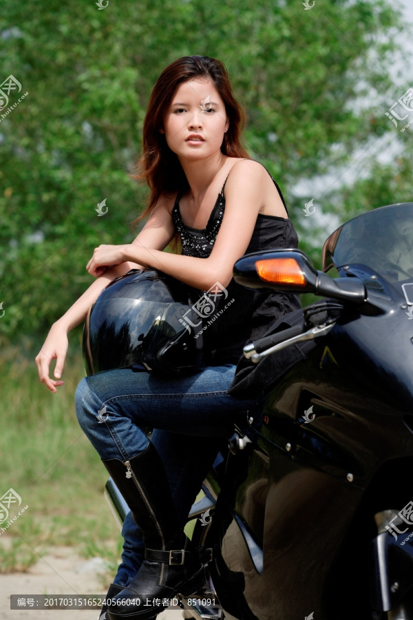 骑摩托车的年轻女子