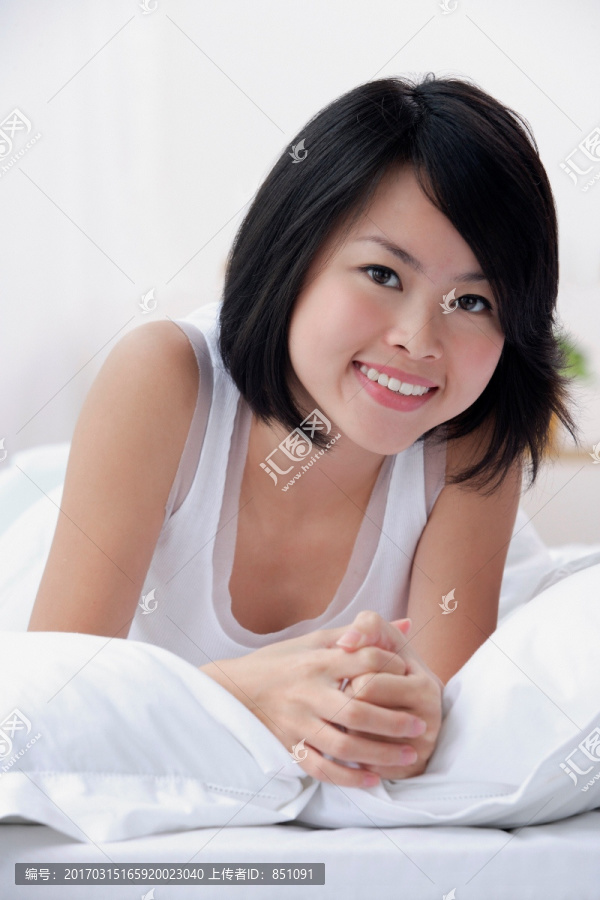 年轻女子躺在床上