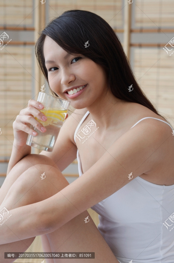 年轻女子喝杯水