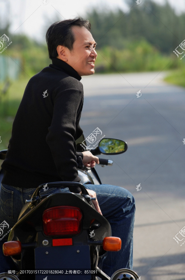坐在摩托车上的男人